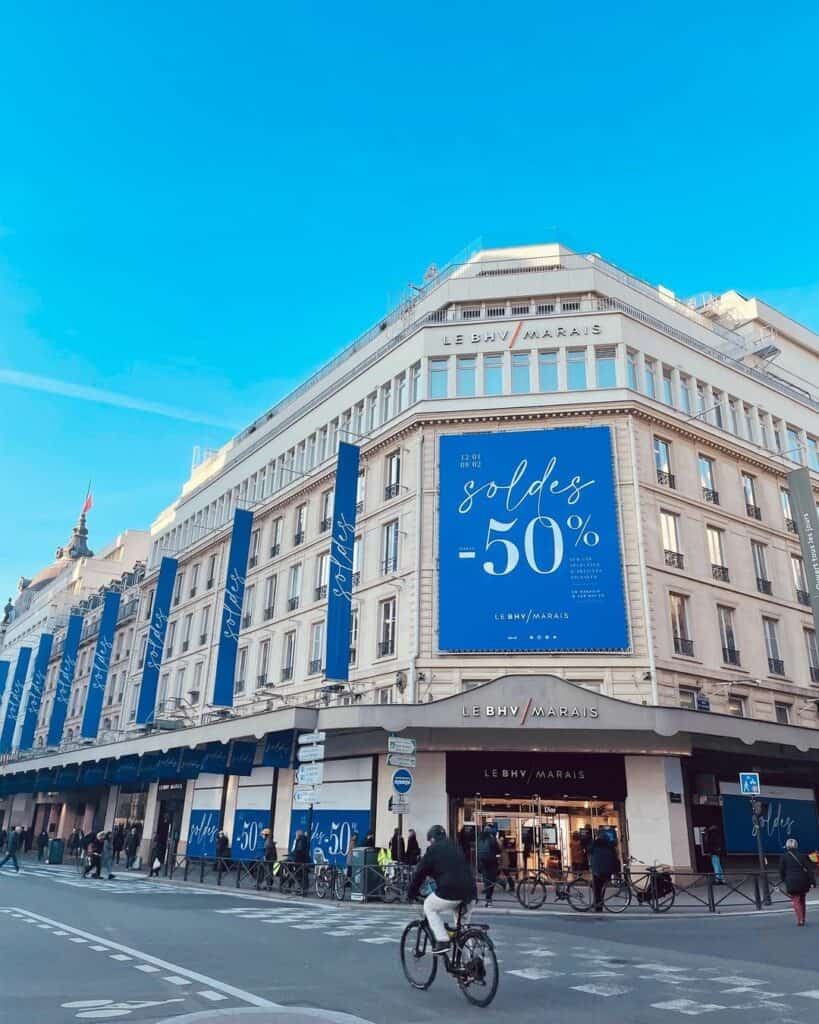 Étude réalisée par Mayence d’une vitrine saisonnière avec bannières et affiches à l’occasion des soldes au BHV Marais