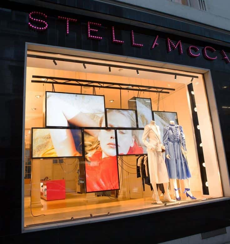 Vitrine Stella McCartney équipée d’écrans intégrés : contenu évolutif pour mettre en avant des collections saisonnières