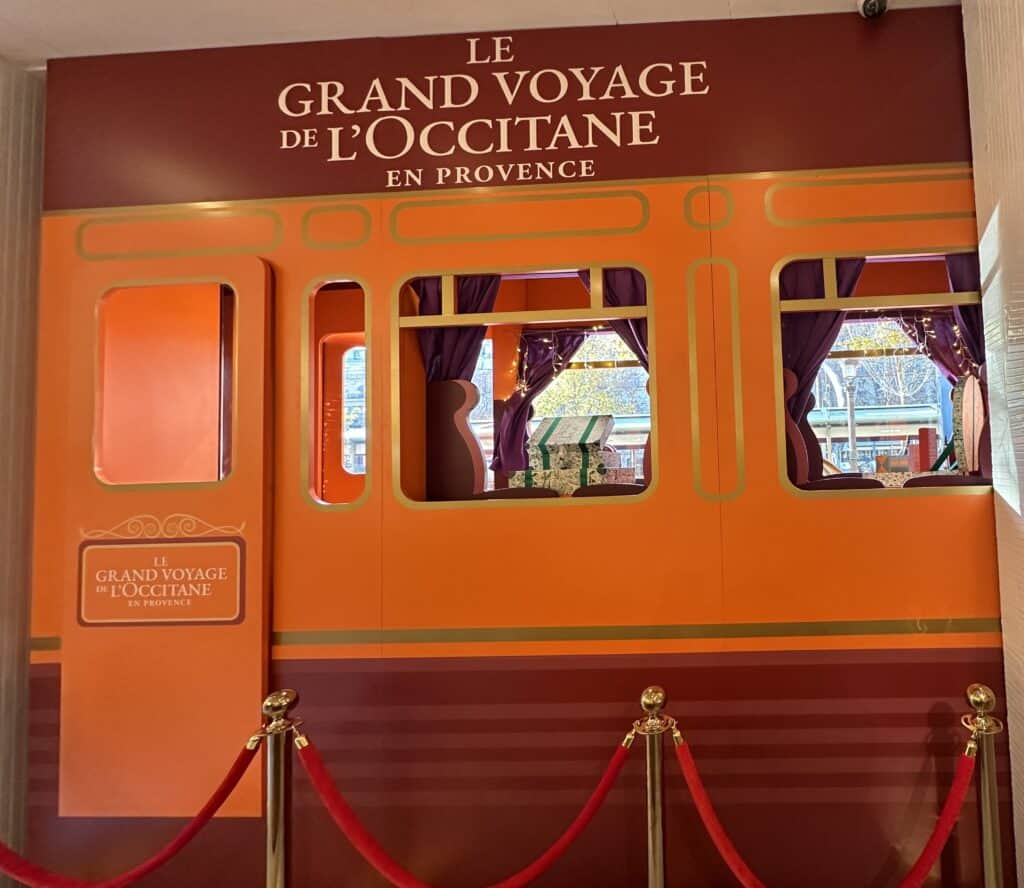 Intérieur vitrine en bois sur mesure l'Occitane réalisée par Mayence