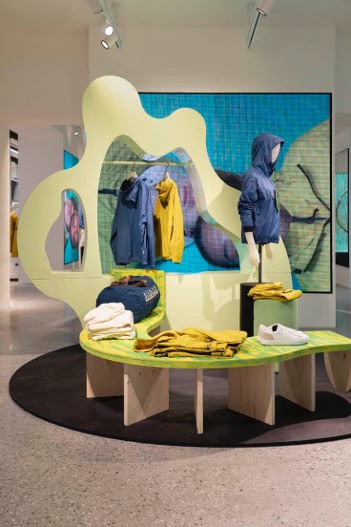 Exemple de Mobilier retail de forme organique en bois