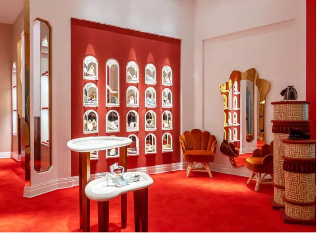 exemple de mobilier retail de différentes formes et volumes au sien d’un magasin