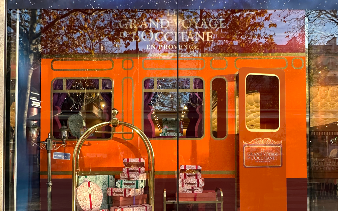 Vitrine de L’Occitane sur les Champs-Élysées : Magie de Noël et Innovation