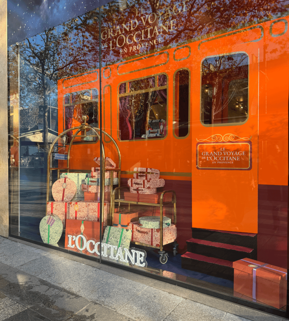 Vitrine de Noël l'occitane avec malles interactives réalisée par Mayence