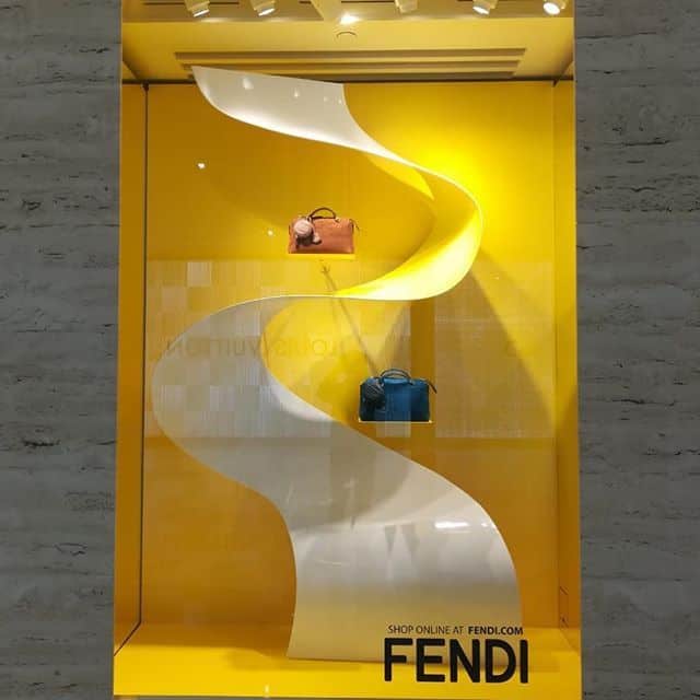 Vitrine de forme organique des magasins Fendi