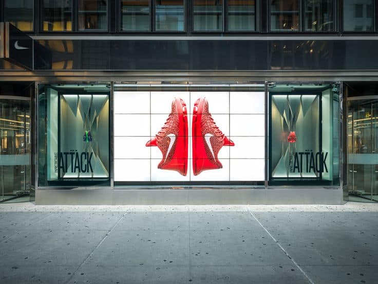 Vitrine de magasin moderne équipée d’un écran LED interactif central, attirant les passants grâce à une interface dynamique