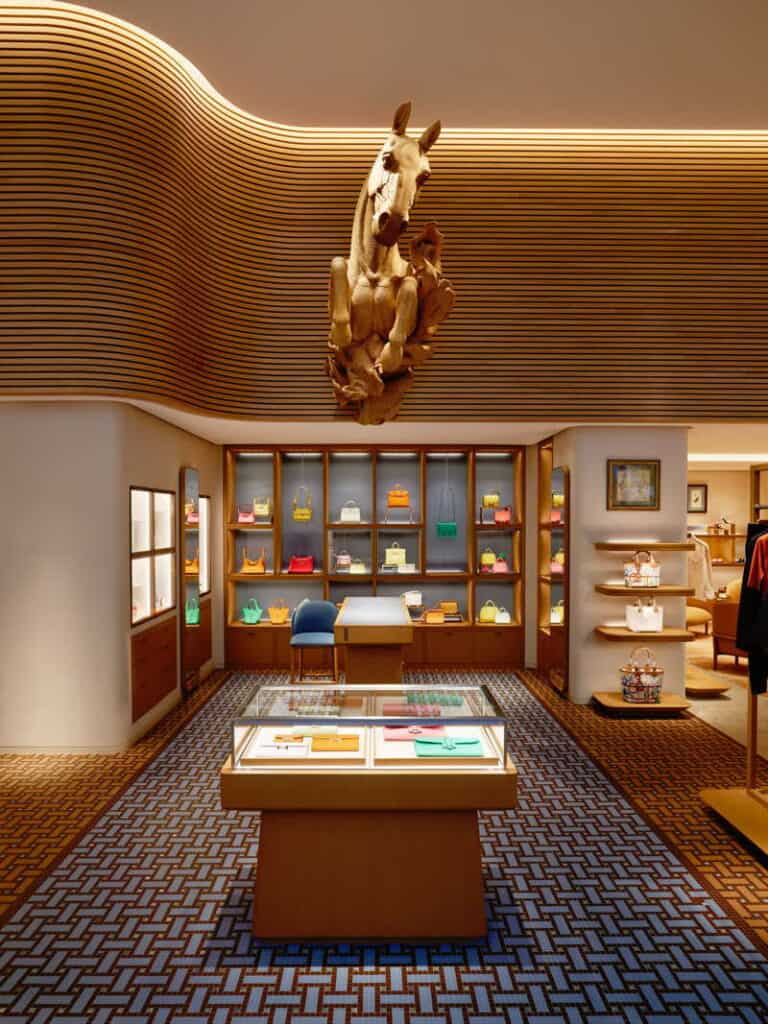 mobilier retail sur mesure en bois au sien des magasins de luxe Hermès
