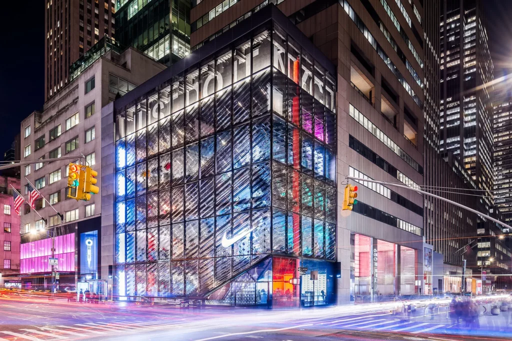 Devanture LED du flagship Nike à New York, présentant des vidéos haute résolution de produits en action.