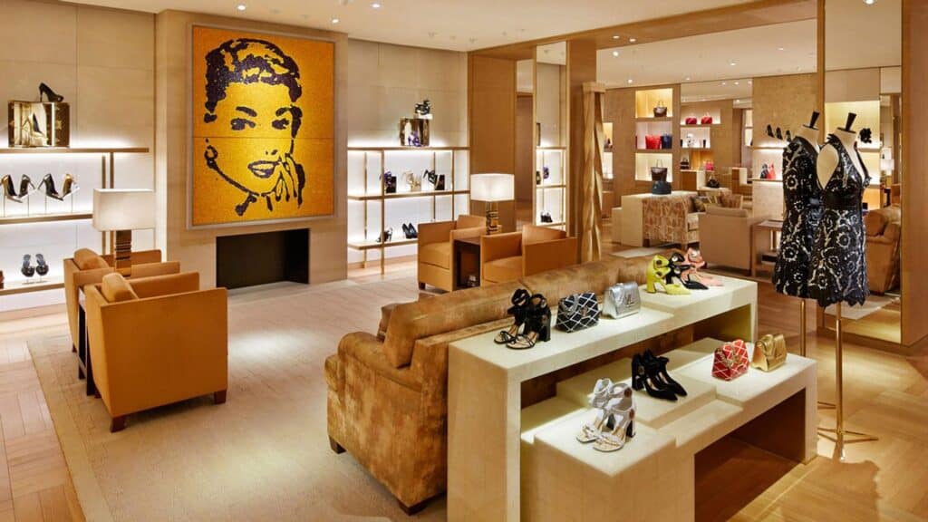 mise en avant des collections Louis Vuitton grâce à un mobilier retail sur mesure