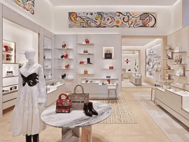 Mise en avant de la collection Dior avec un mobilier retail sur mesure