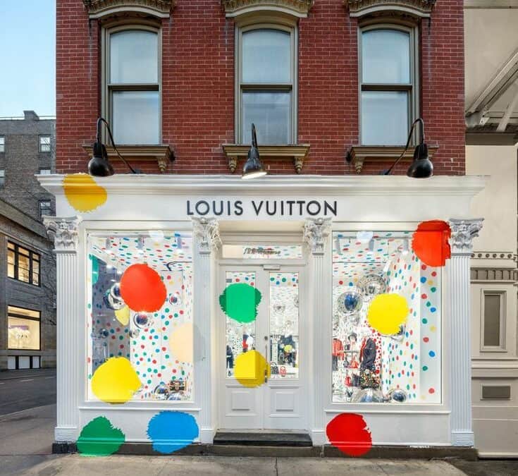 Collaborations artistiques dans les vitrines : quand l’art sublime le marketing visuel