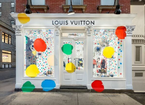 Collaborations artistiques dans les vitrines : quand l’art sublime le marketing visuel