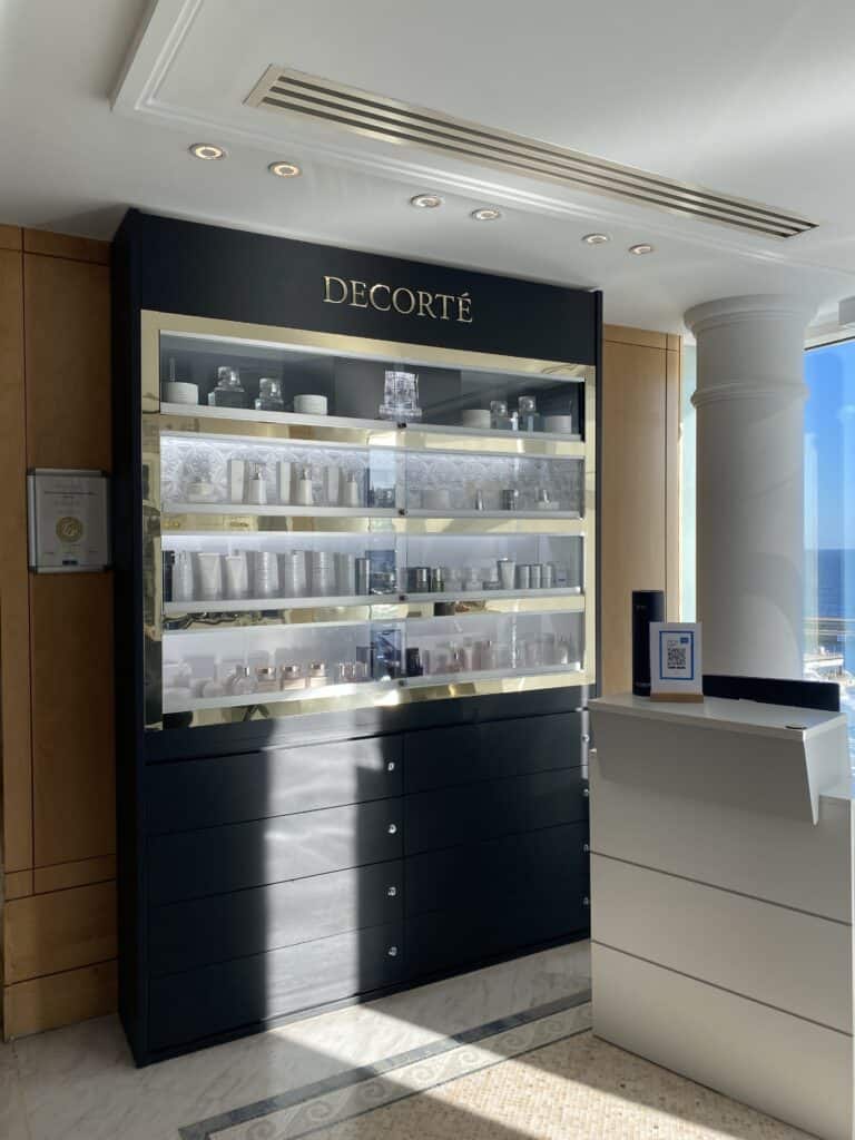 meuble présentoir cosmétiques