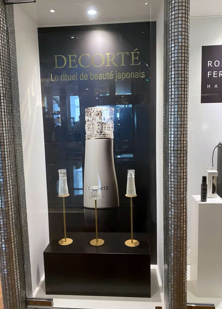decorte présentoir vitrine avec stickers murale