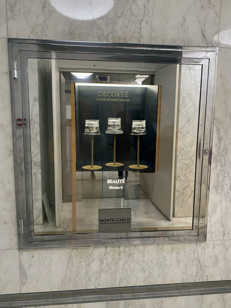 vitrine présentoir mise en avant cosmétique