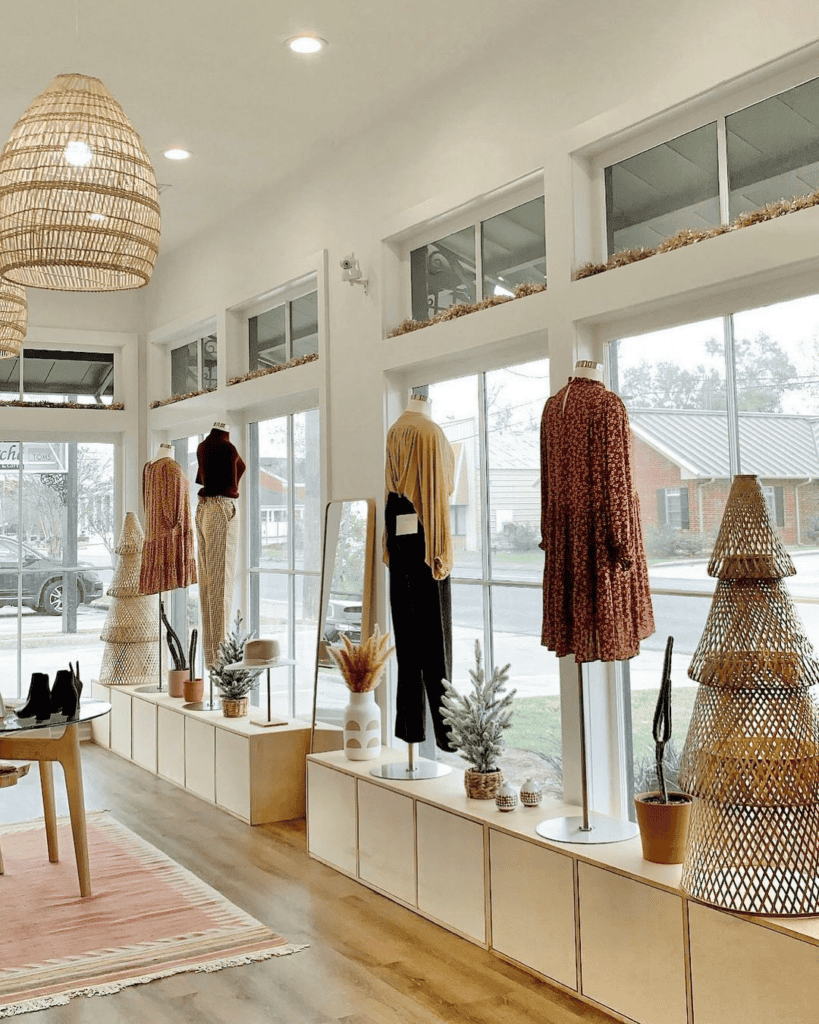magasin physiqsue avec vitrine et présentoirs