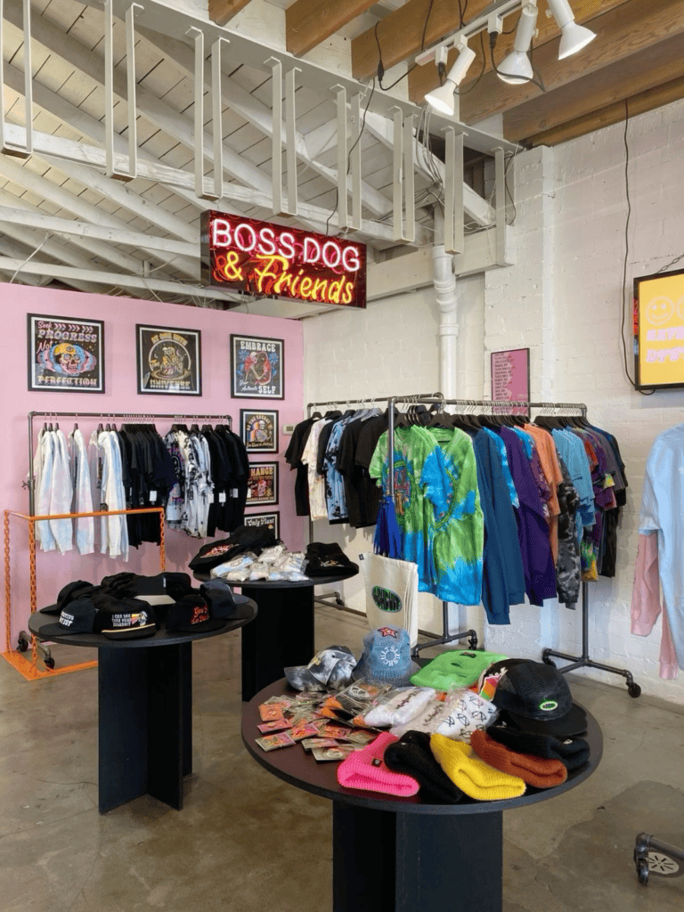 magasin physique avec présentoirs et néon