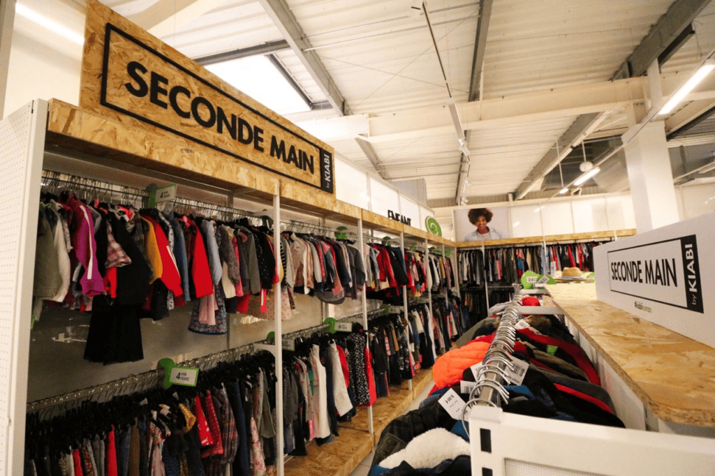 Vue d'un magasin de seconde main avec des étagères modulables et des produits divers