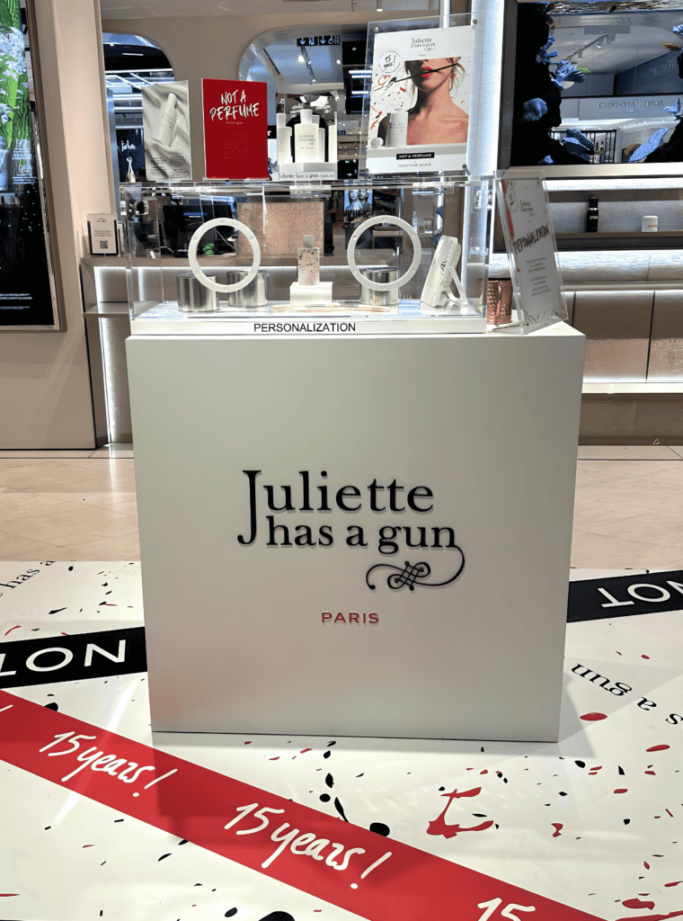 meuble d’animation Juliette has a gun pour la customisation des flacons de parfum