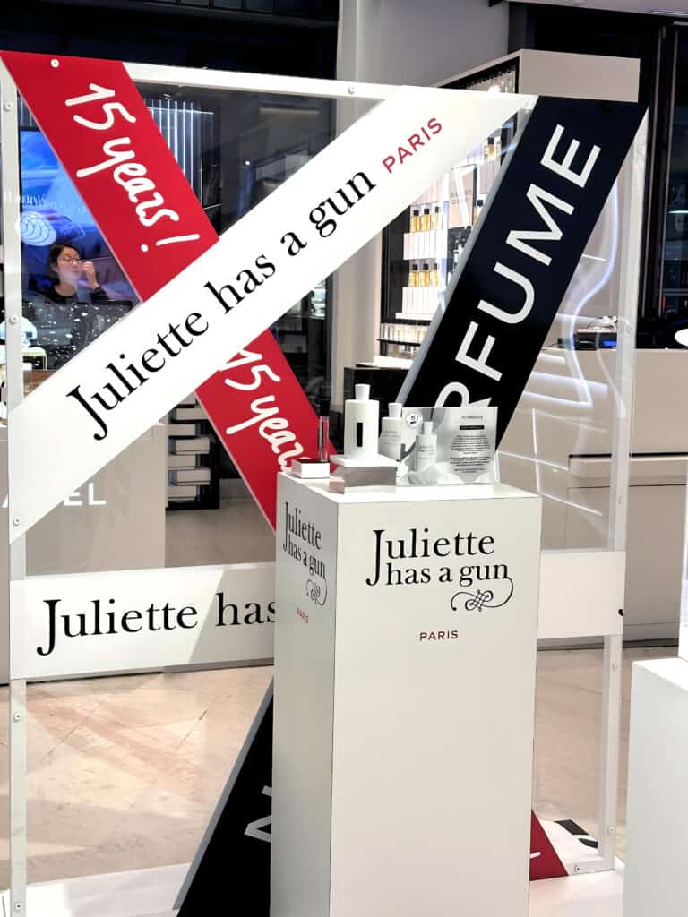 Mise en avant des parfums Juliette has a gun grâce à des présentoirs et stickers