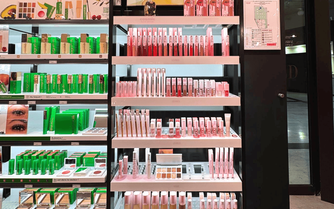 Mayence signe un meuble linéaire sur mesure pour Kylie Cosmetics chez Nocibé