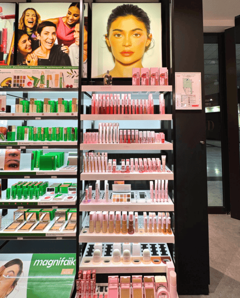 Mayence signe un meuble linéaire sur mesure pour Kylie Cosmetics chez Nocibé