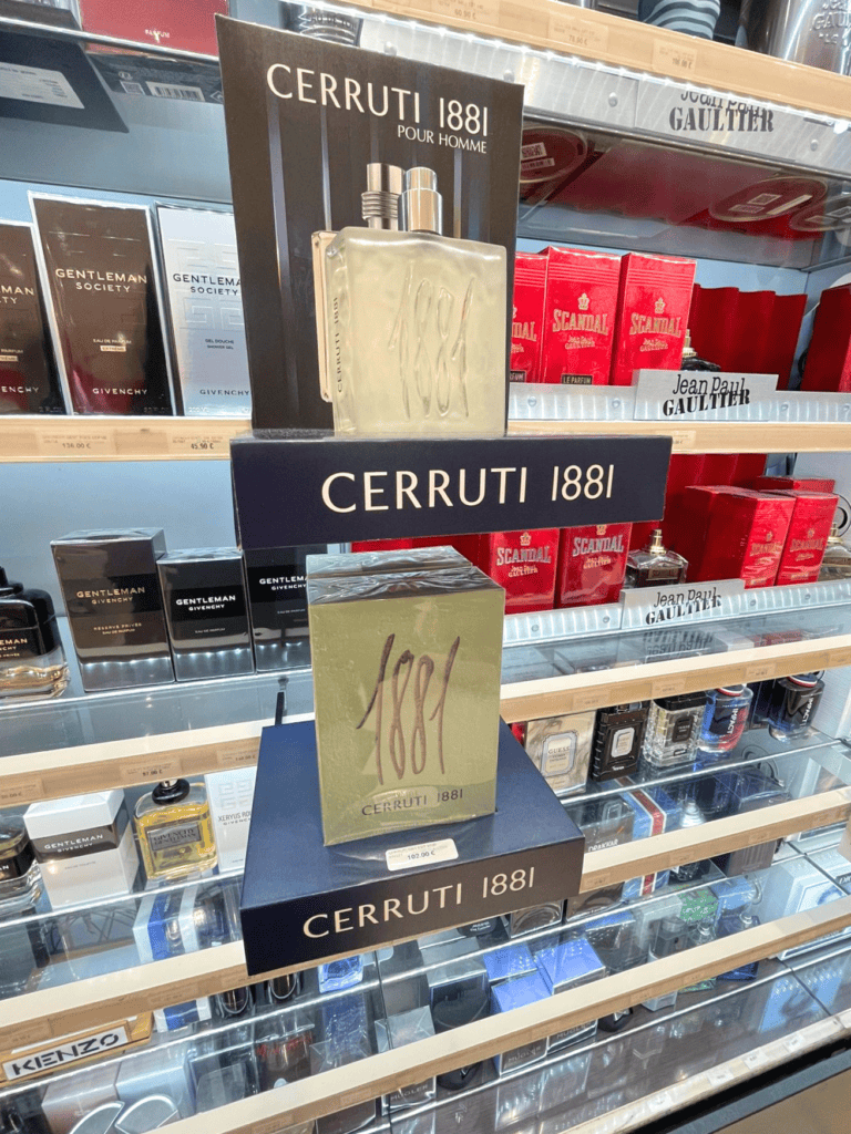 Présentoir demi lune carré magasin de cosmétiques