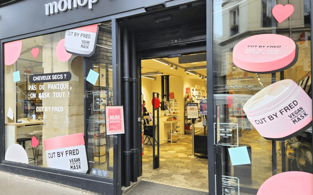 La vitrine comme outil de communication : L’opération Cut by Fred chez Monop’ Beauty