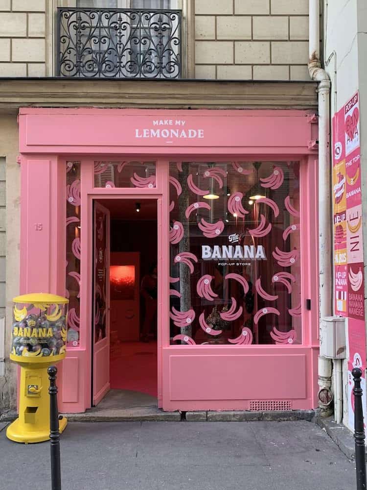 vitrine rose avec stickers personnalisés