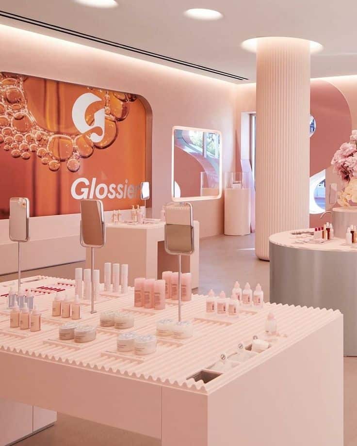magasin glossier avec mobilier retail personnalisé