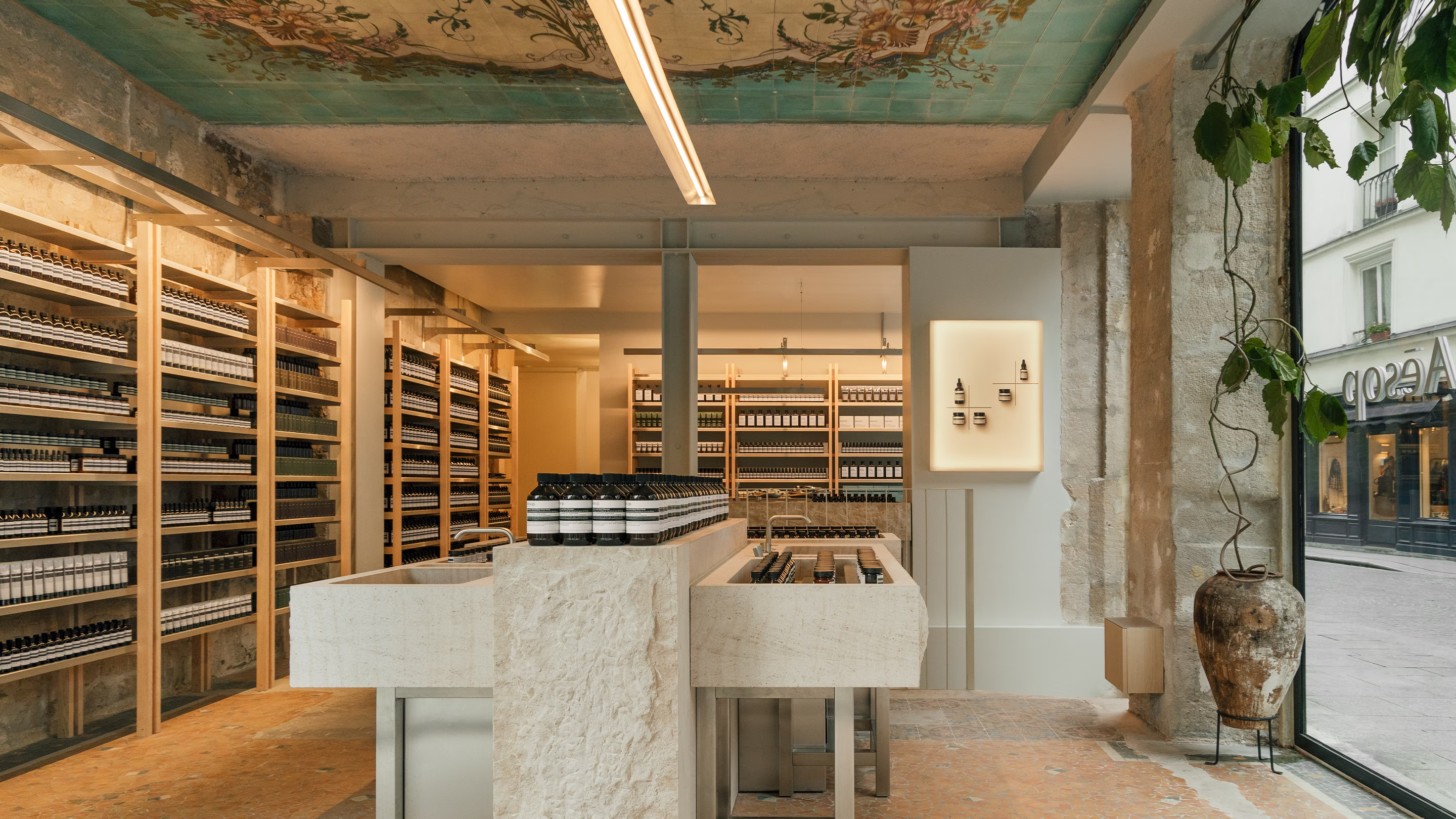magasin Aesop avec mobilier minimaliste