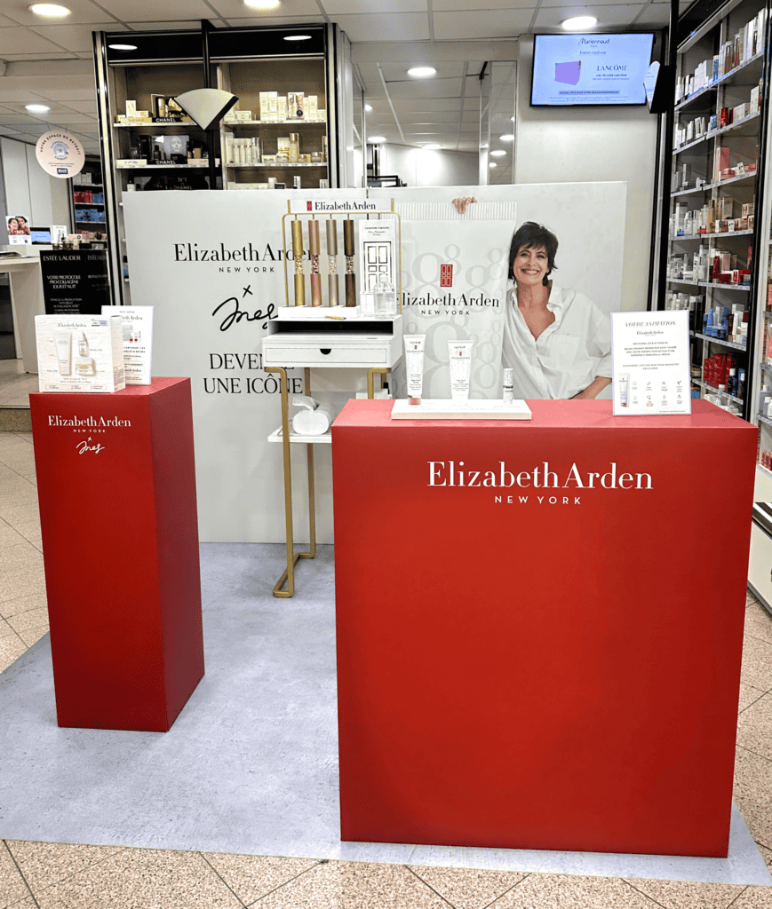 Stand Elizabeth Arden avec podium en carton
