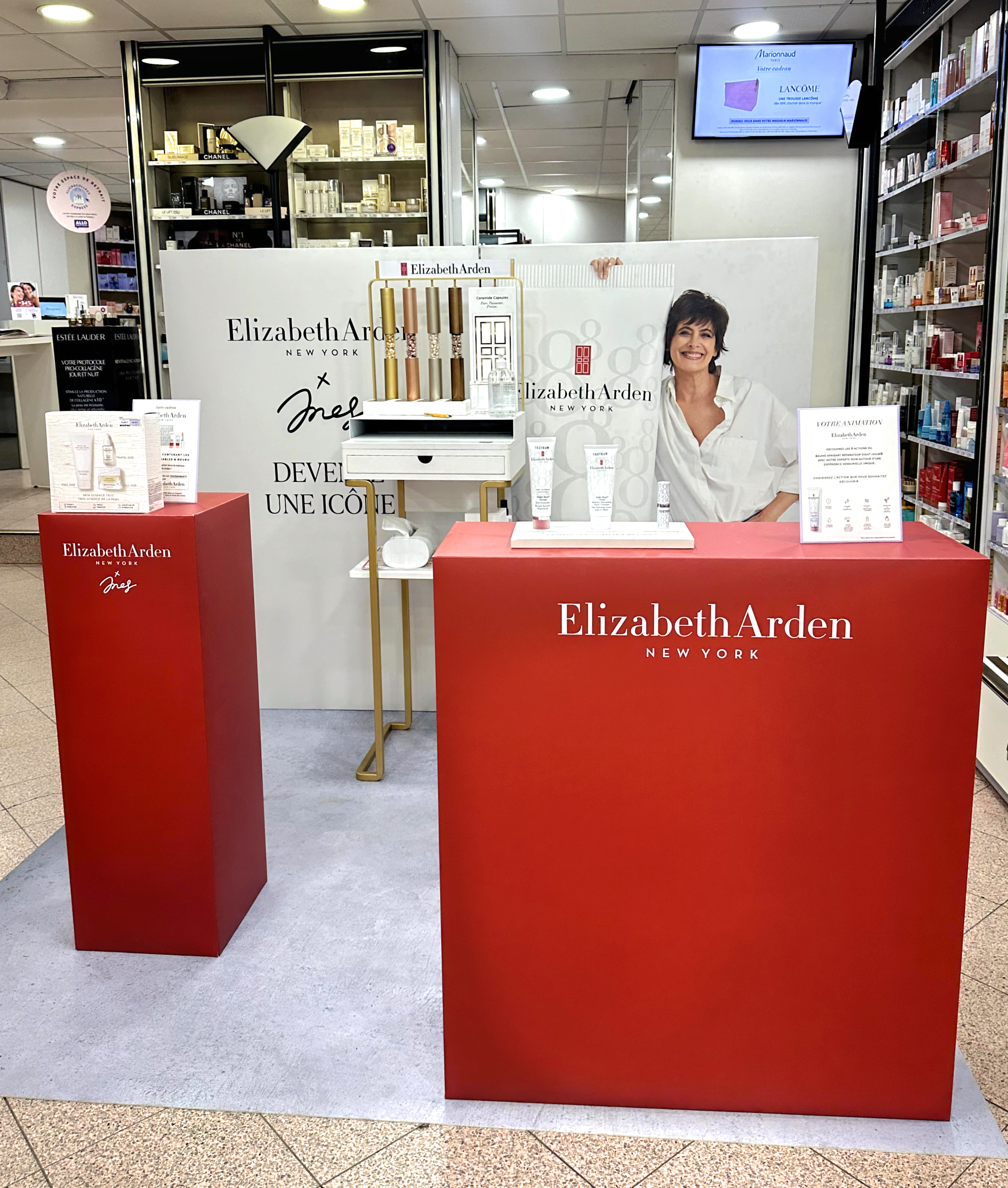 Stand Elizabeth Arden avec podium en carton