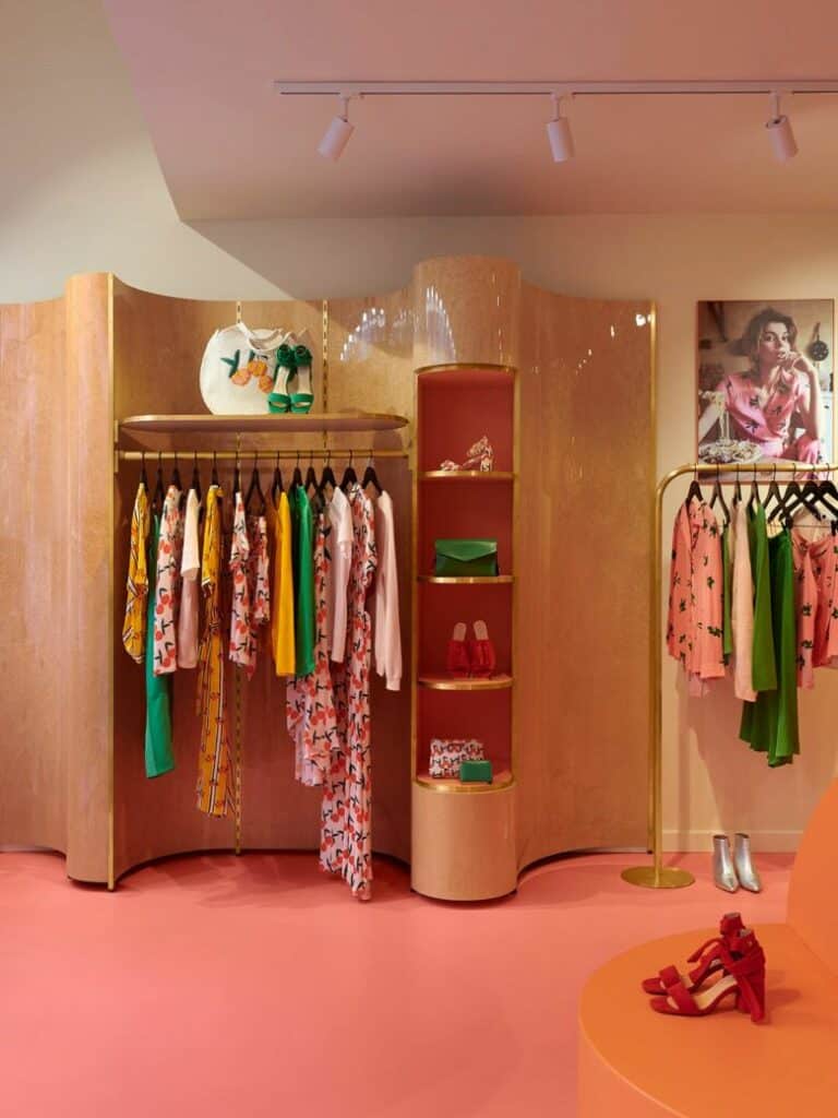 magasin avec présentoir en bois