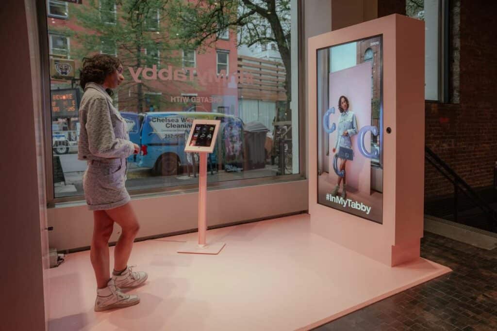 magasin Coach avec écran connecté