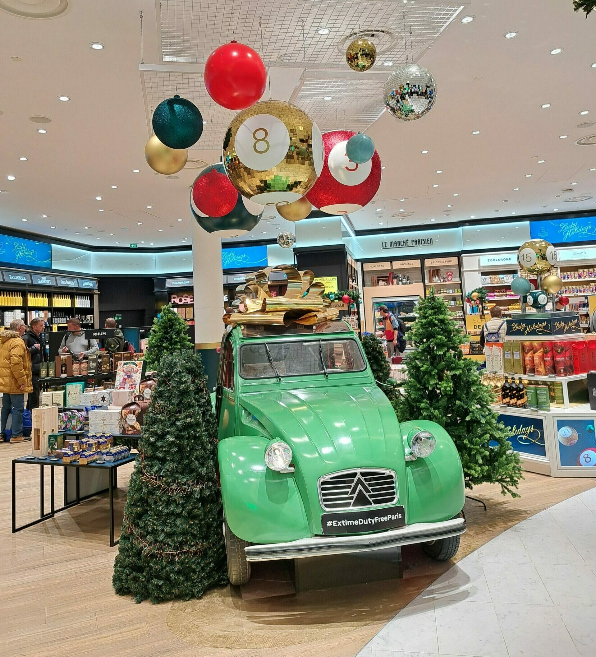 Vitrine pour les jouets Wicked de Universal Studio chez King Jouet réalisée par Mayence
