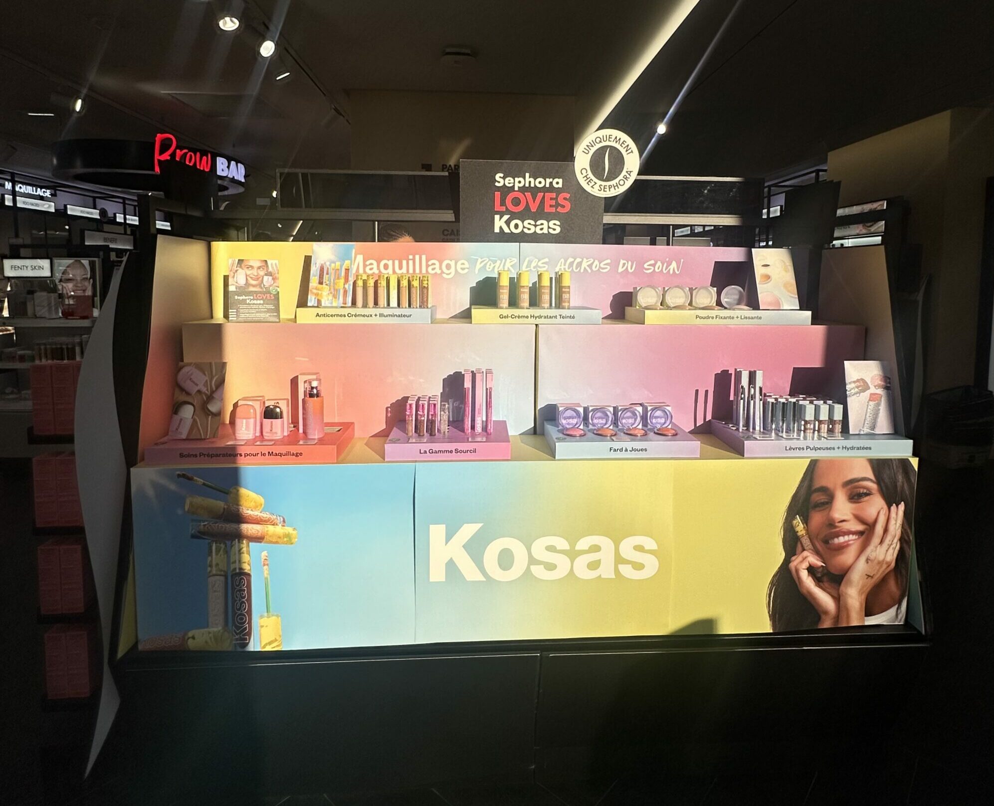Habillage de gondole Kosas au sein des magasins sephora
