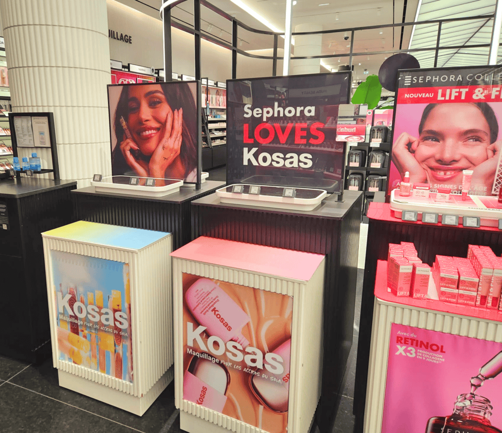 Habillage de présentoirs chez Sephora pour la marque de cosmétiques Kosas