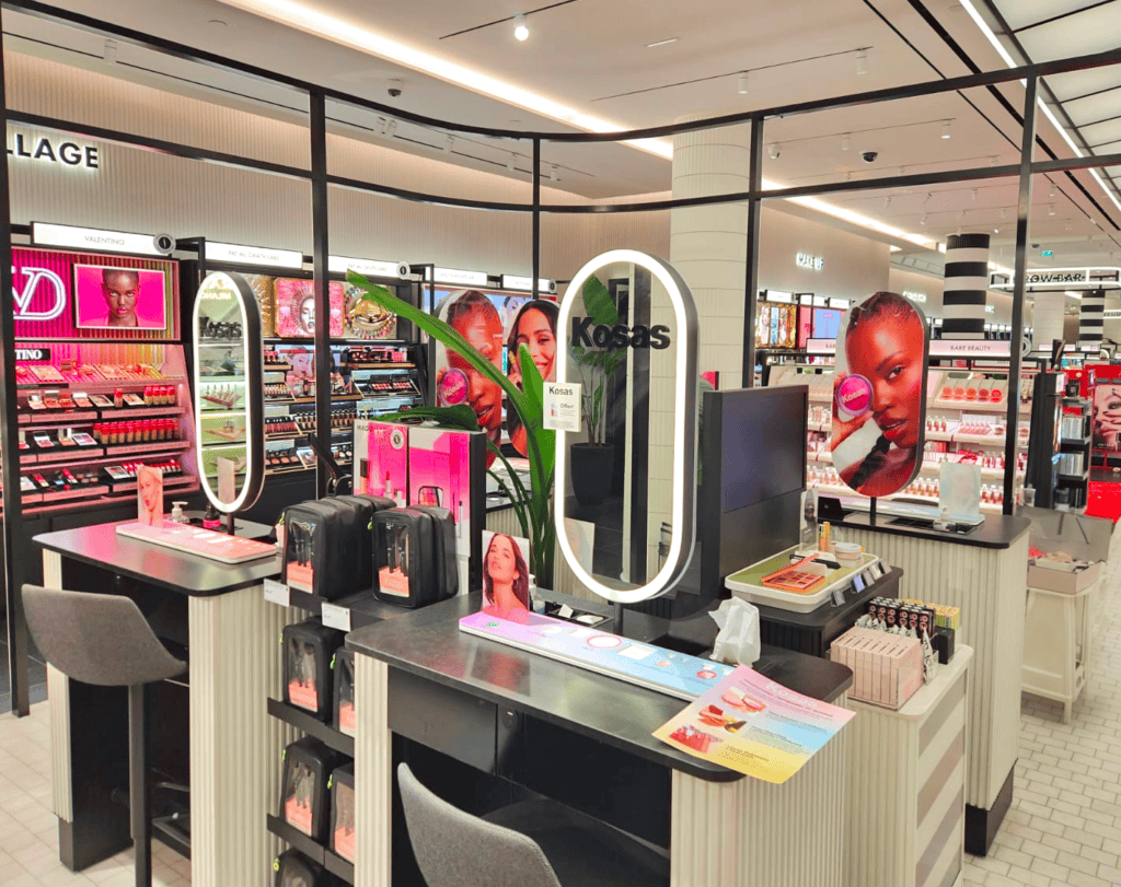 Installation des habillages Beauty Hub Kosas chez Sephora