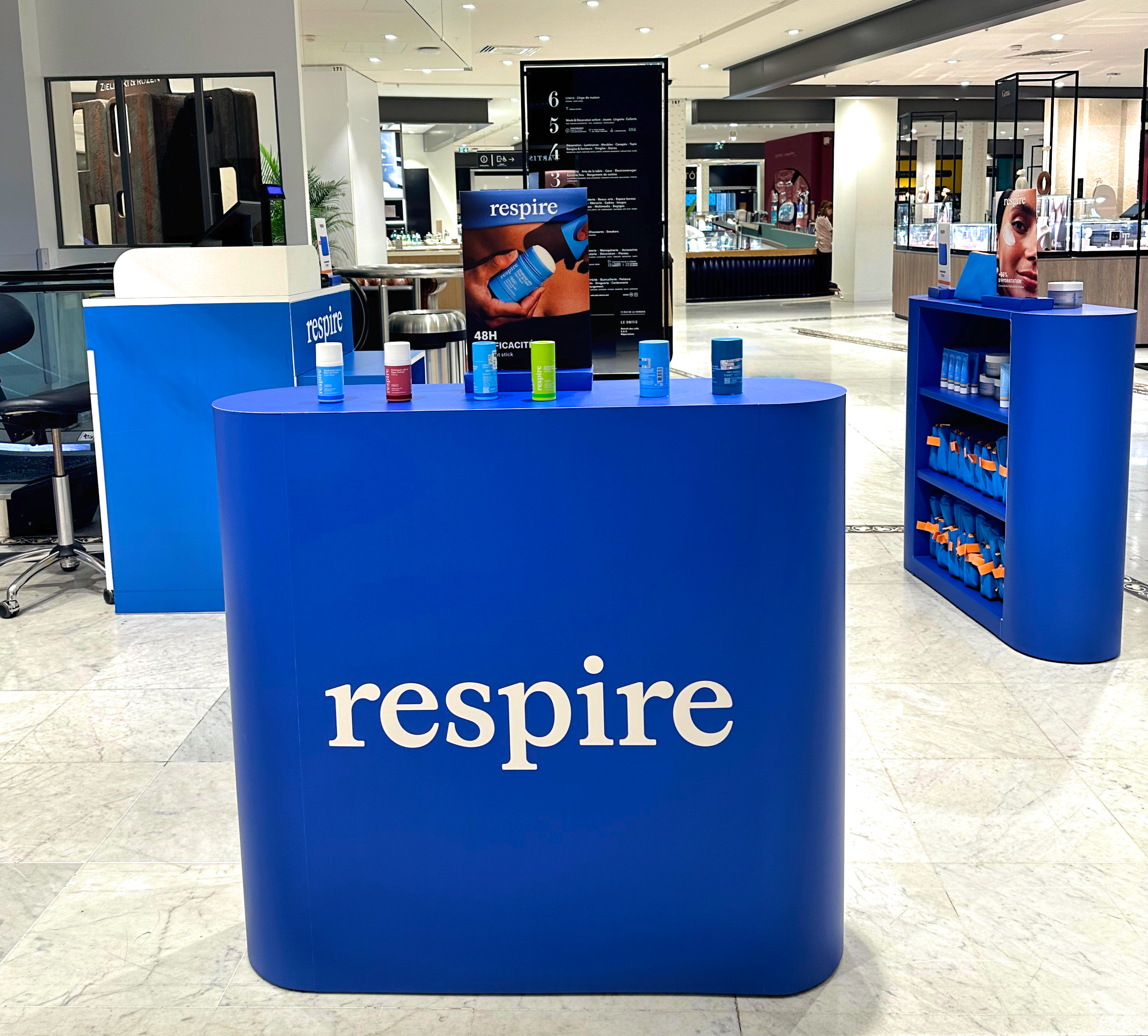 Stand avec podium et présentoir réalisé par Mayence pour la mise en avant de la marque Elizabeth Arden.