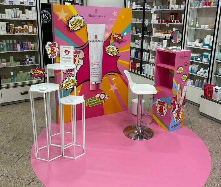 af6c077a-dbeb-4f06-8d08-1ea333bfc2a3 Stand avec podium et présentoir réalisé par Mayence pour la mise en avant de la marque Elizabeth Arden.