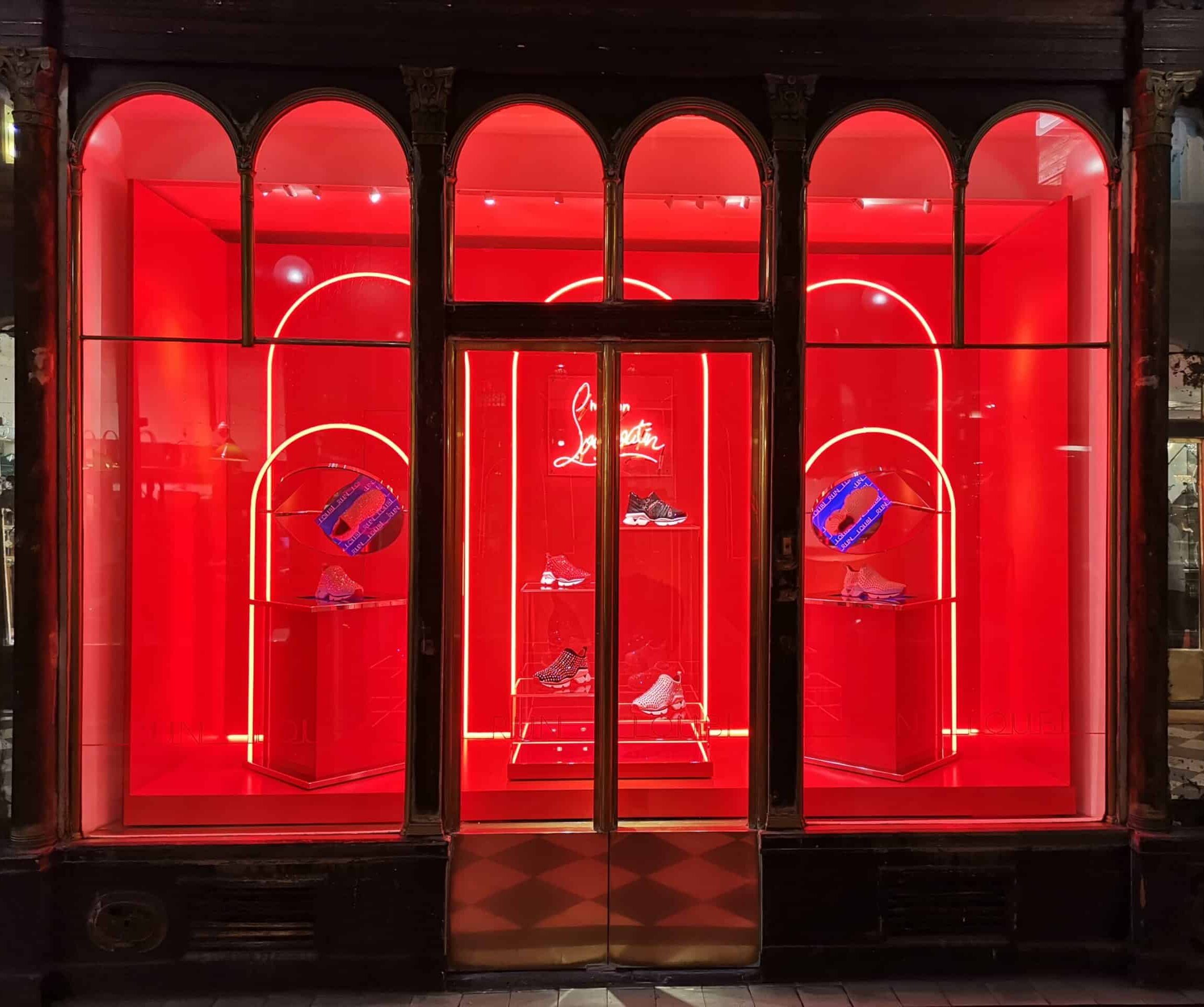 Habillage vitrine Louboutin rouge amsterdam chaussure
