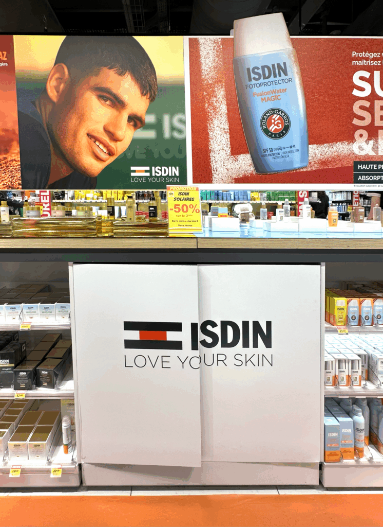 Habillage de mobilier retail pharmaceutique pour la mise en avant de la collaboration Rolland Garros x ISDIN