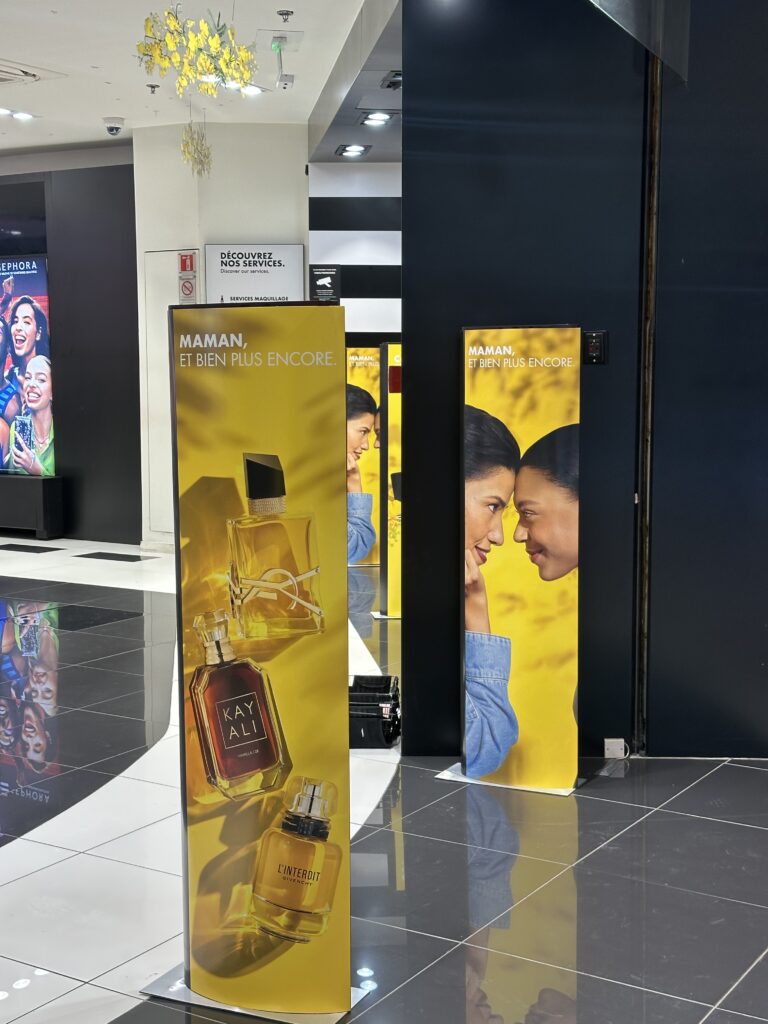 Espace de vente Sephora avec bornes anti-vol aux couleurs de la campagne fête des mères 2025