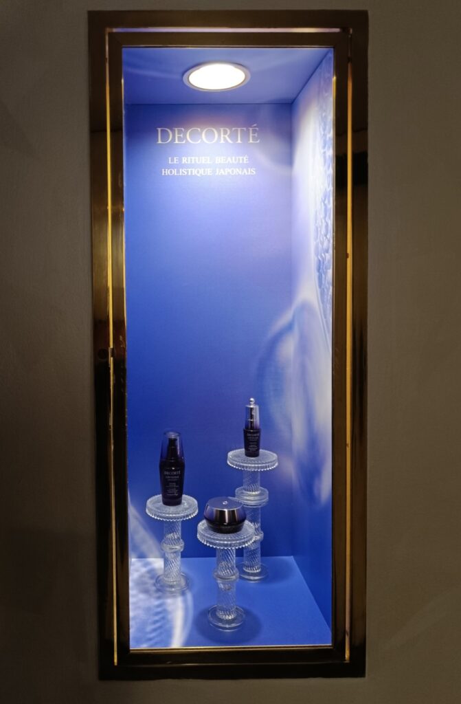 habillage vitrine spa Barrière produit decorte