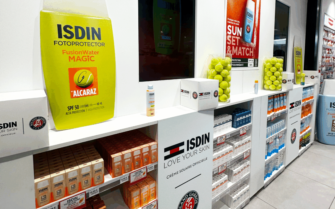 ISDIN x Roland-Garros : une PLV événementielle conçue pour la pharmacie Eiffel par Mayence