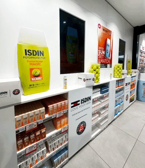 ISDIN x Roland-Garros : une PLV événementielle conçue pour la pharmacie Eiffel par Mayence