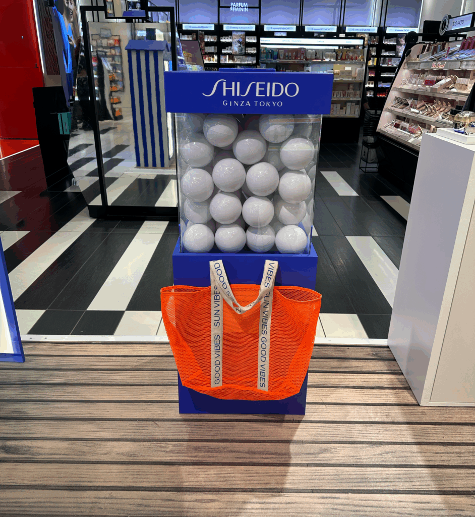 Animation machine à boules au sein du stand shiseido