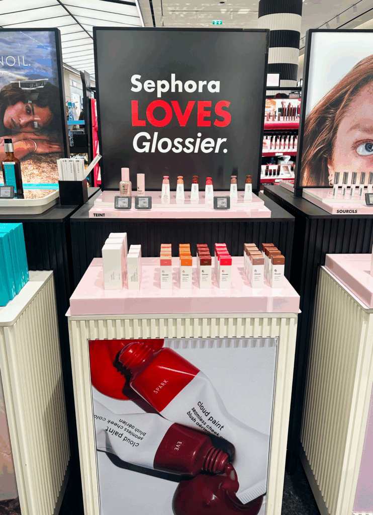 habillage Glossier des présentoirs Sephora réalisé par Mayence