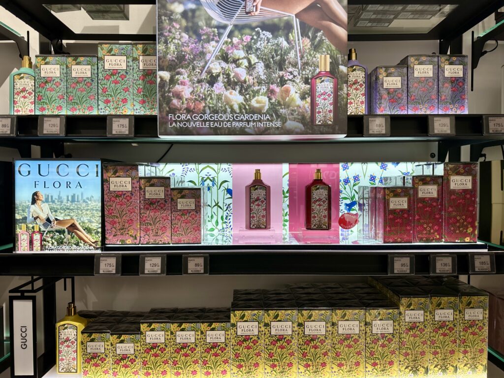 Présentoir niche Gucci au sein des magasins Sephora