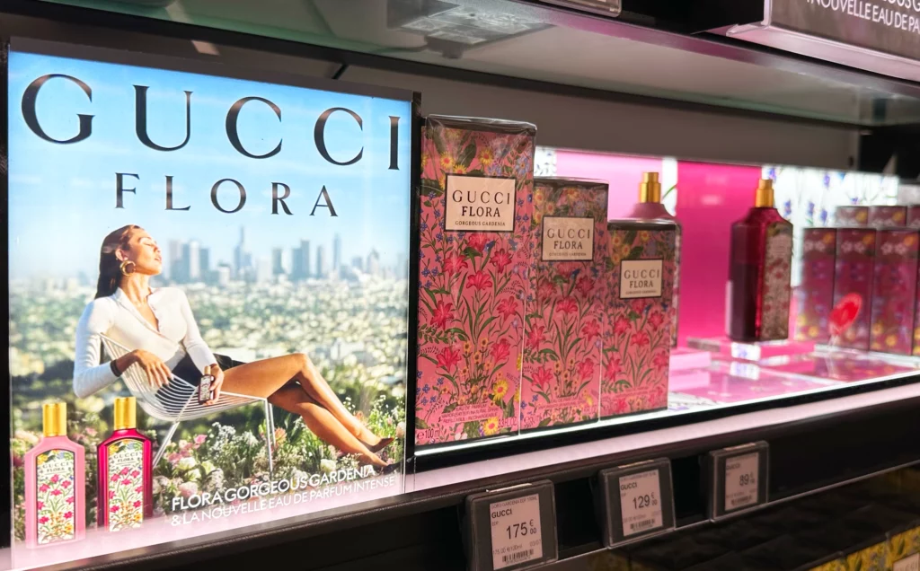 Présentoir niche Gucci au sein des magasins Sephora